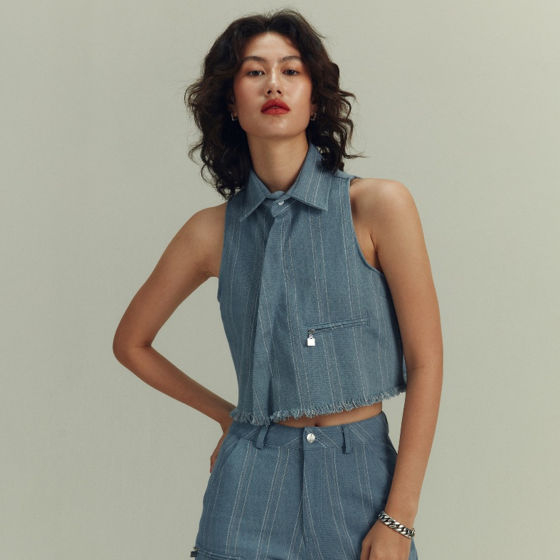 STUDIO UNKNOWN - Bob Denim Top เสื้อยีนส์ครอป ดีเทลเฉียงและปลายรุ่ย