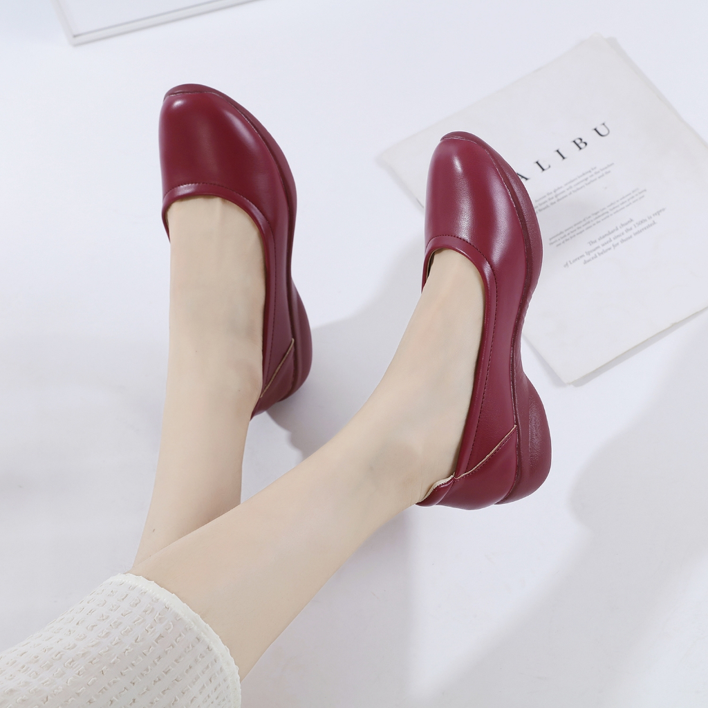 Soft touch-01 รองเท้านุ่มมาก ใส่สบายจริงๆ แม่ค้าคอนเฟริม ไม่กัดเท้า ใส่ยืนนานไม่มีปัญหา รุ่นนี้เพิ่ม 1 ไซส์ใส่สบายขึ้นค