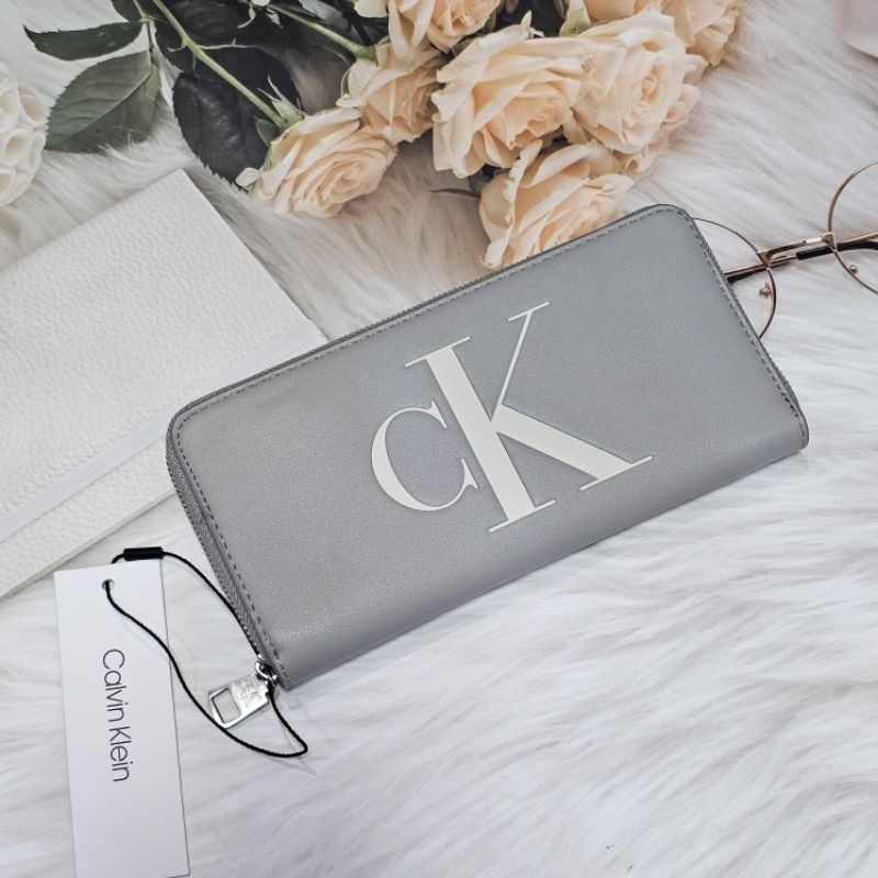 ✔ ของแท้ 100% ✧.* New พร้อมส่ง ✧.* กระเป๋าสตางค์ Calvin Klein ใบยาว สีเทา