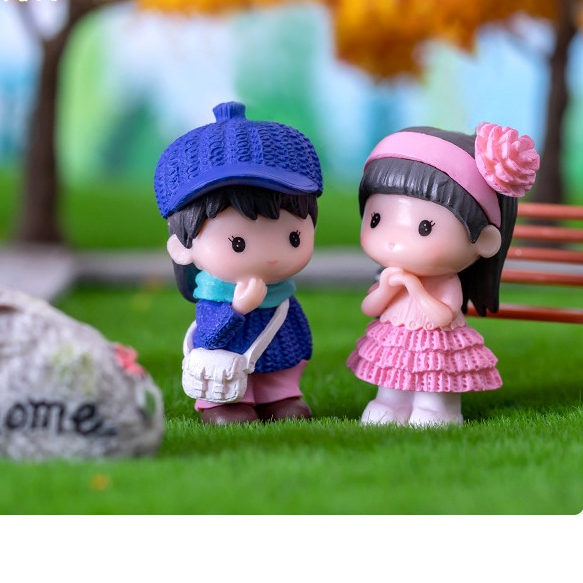 คู่รักหนุ่มสาวยืนใส่หมวก คาดผมดอกไม้ มี 4 แบบให้เลือก (ราคา/1คู่) ตุ๊กตาแต่งสวน จัดสวนถาด พร็อพถ่ายรูป