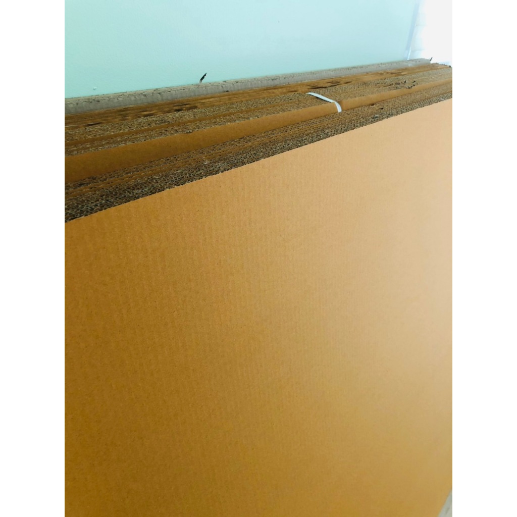แผ่นกระดาษลูกฟูก 3 ชั้น Cardboard ขนาด 120cm x 120cm  ราคา 60 บาท/แผ่น **สั่งขั้นต่ำ 10 แผ่น