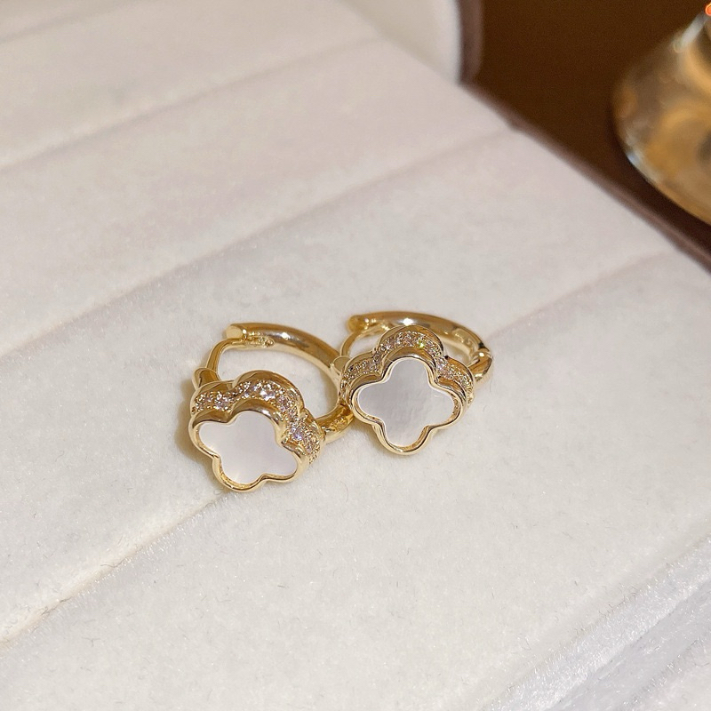 ต่างหูห่วง แวน คลีฟ สีขาวมุก และดำเงา พร้อมส่ง🇹🇭