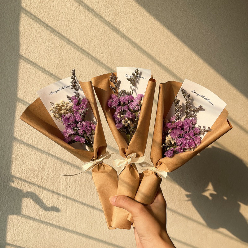 ช่อดอกไม้แห้ง ดอกไม้ปัจฉิม ‼️💐 น่ารักมาก ช่อจิ๋วห่อกระดาษคราฟท์สีน้ำตาล💖🛵 By Newkwan Studio
