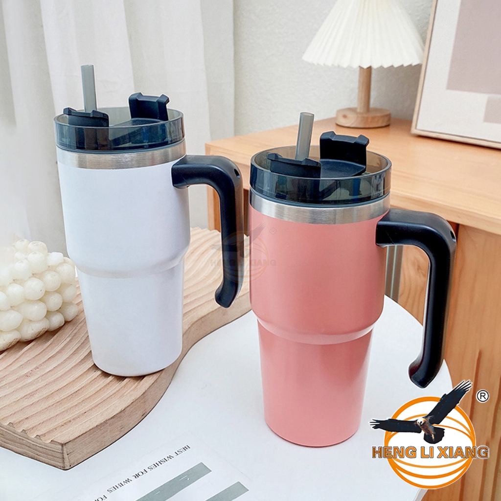 แก้วเก็บอุณหภูมิ สแตนเลส 304 ความจุ 900ML/30oz แก้วเก็บความเย็น Tumbler พร้อมหูจับ ไอน้ำไม่เกาะแก้ว