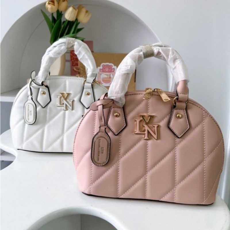 พร้อมส่ง 𝐋𝐘𝐍 Gaston M Bag​ คลอ​ใหม่​ กระเป๋าทรงโดม​ ถือ+สะพายข้างสายหนัง​ พร้อมแท็กห้อย​