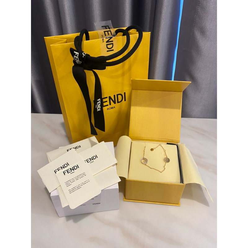 กำไลข้อมือFendi(แท้100%)