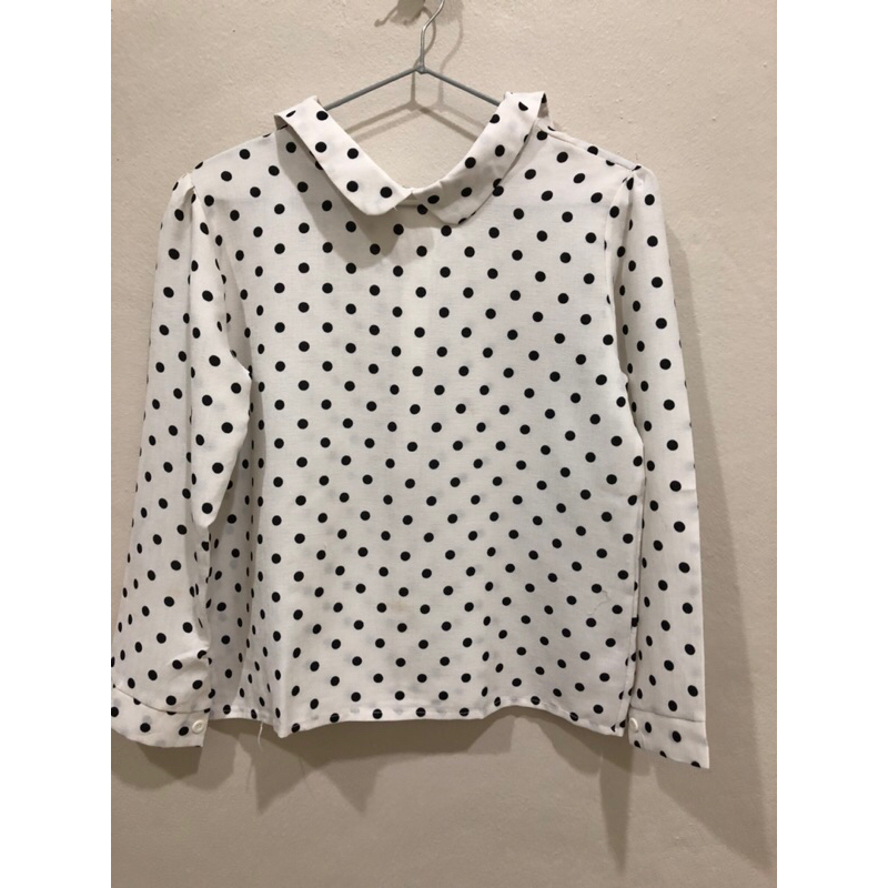 Z302 เสื้อผ้าคอตตอลพื้นครีม. ดำคอบัวสภาพ 80% งานจริงสวยซิปหลัง