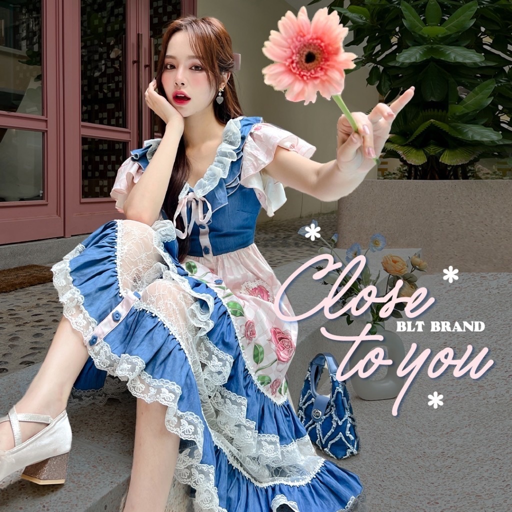 BLT BRAND การันตีเสื้อผ้าแบรนด์แท้เดรสยาวลายพิมพ์กุหลาบ คอกว้างรอบคอแต่งระบายแขนฟรุ้งฟริ้งกระโปรงแต่งระบายชั้นๆ