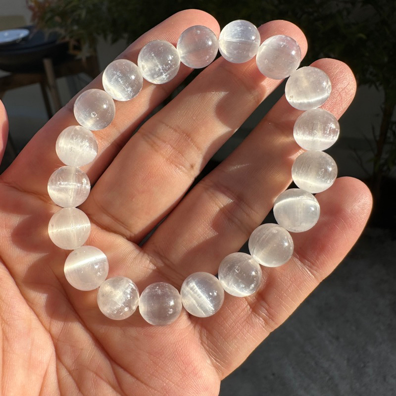 SLN-10 สร้อยข้อมือเซเลไนท์ 10 มิล ตาแมวแท้ ตาแมวธรรมชาติ ประกายตาสวย หินแท้ ธรรมชาติ100% กำไลหินมงคล