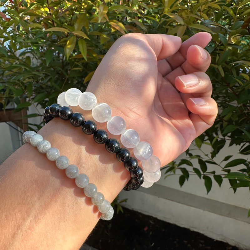 SLN-10 สร้อยข้อมือเซเลไนท์ 10 มิล ตาแมวแท้ ตาแมวธรรมชาติ ประกายตาสวย หินแท้ ธรรมชาติ100% กำไลหินมงคล