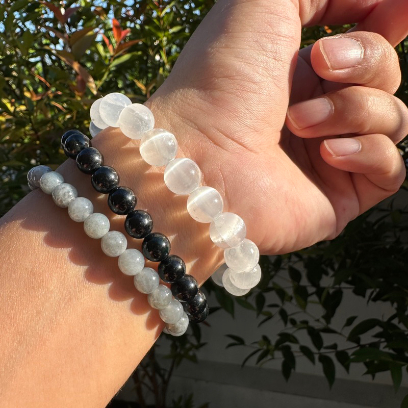 SLN-10 สร้อยข้อมือเซเลไนท์ 10 มิล ตาแมวแท้ ตาแมวธรรมชาติ ประกายตาสวย หินแท้ ธรรมชาติ100% กำไลหินมงคล
