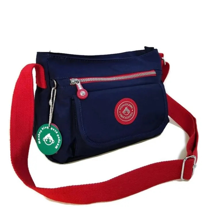 Monkey King กระเป๋าสะพายข้าง ผู้หญิง ผ้าอย่างดี size12"นิ้วมี3ช่องซิปและ1ช่องฝาปิด (สีกรมคละแดง)