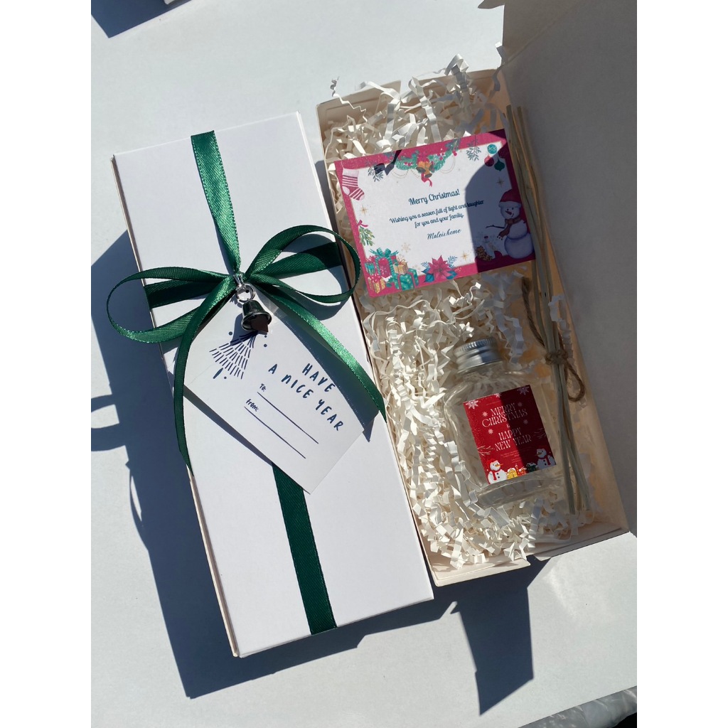 Gift box ของขวัญไม้หอมกระจายกลิ่น 30 ml ตรีมคริสต์มาส สวัสดีปีใหม่ (เขียว/แดง)กล่องขาว
