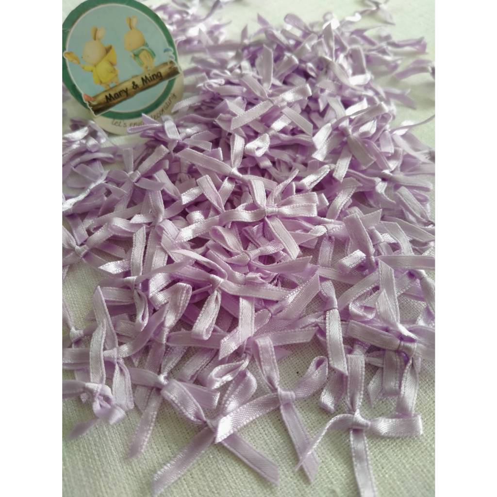 โบว์จิ๋ว สีม่วง พาสเทล เนื้อซาติน ( ขนาดริบบิ้น 4 มิล ) 1 ชุดมี 25 ชิ้น ราคา 19 บาท