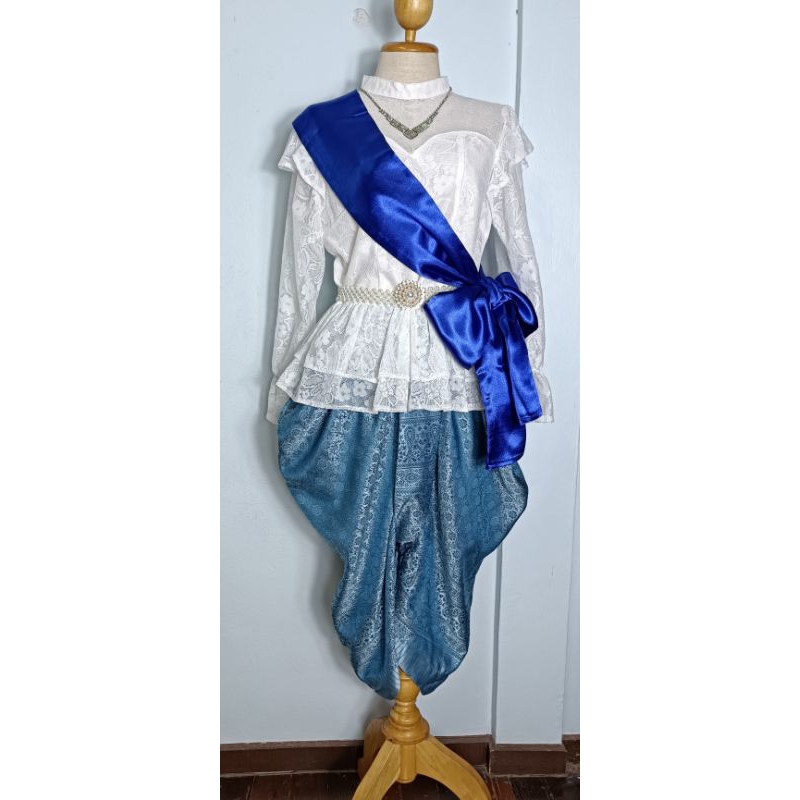 ชุดไทยสตรี ชุดผ้าโจงกระเบนสีฟ้าครามเสื้อลูกไม้สีขาวสำหรับสาวอวบ