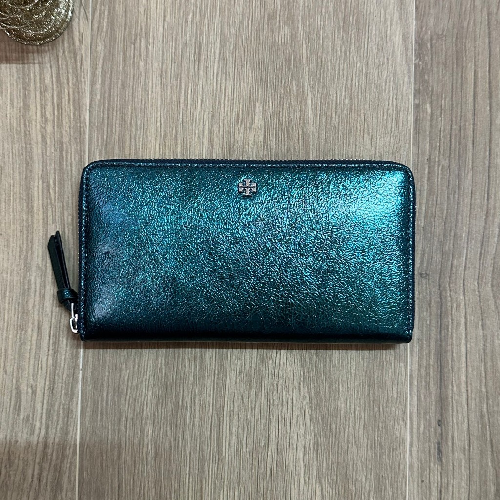 📌Isa Lovely Shop📌 ⚠️มีตำหนิ⚠️  Tory Burch Crinkle Metallic Zip Continental Wallet  44587 color: True