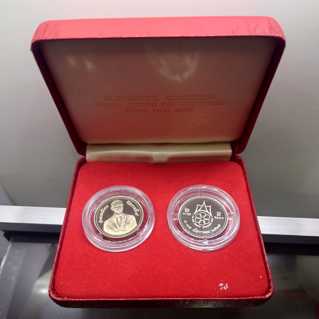 เหรียญ 2 บาท นิเกิลขัดเงา ที่ระลึก การแข่งขันกีฬาซีเกมส์ครั้งที่ 13 พ.ศ.2528 พร้อมกล่องเดิม ( ชุด 2 เหรียญ ) หายากมาก