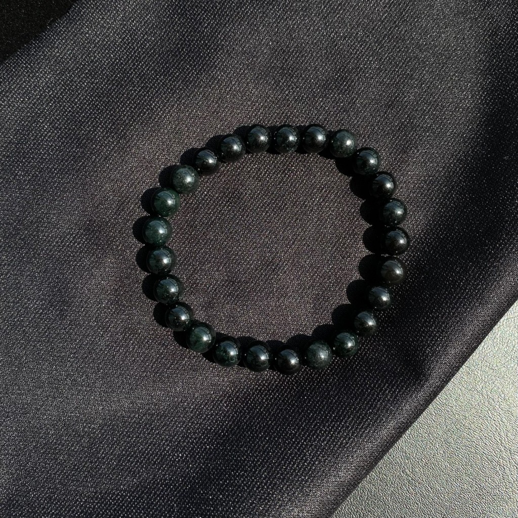 กำไลหินแท้ “หยกดำ ส่องเขียว” (Black Jade) 7-8mm