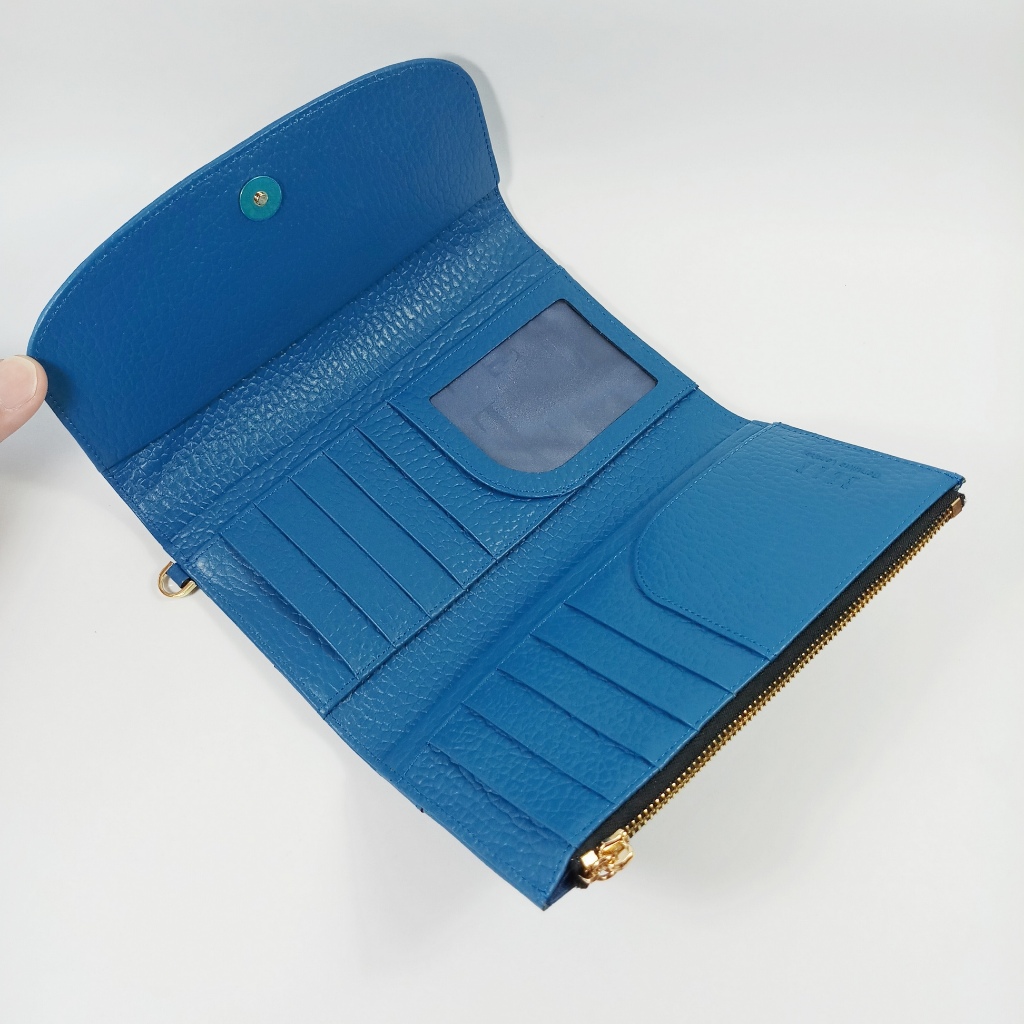 ELLE กระเป๋าสตางค์ผู้หญิงใบยาว สามพับ สีน้ำเงินอมฟ้า หนังลาย โลโก้สีทอง มีสายคล้องมือ ของใหม่ ของแท้100% - รูปที่ 3