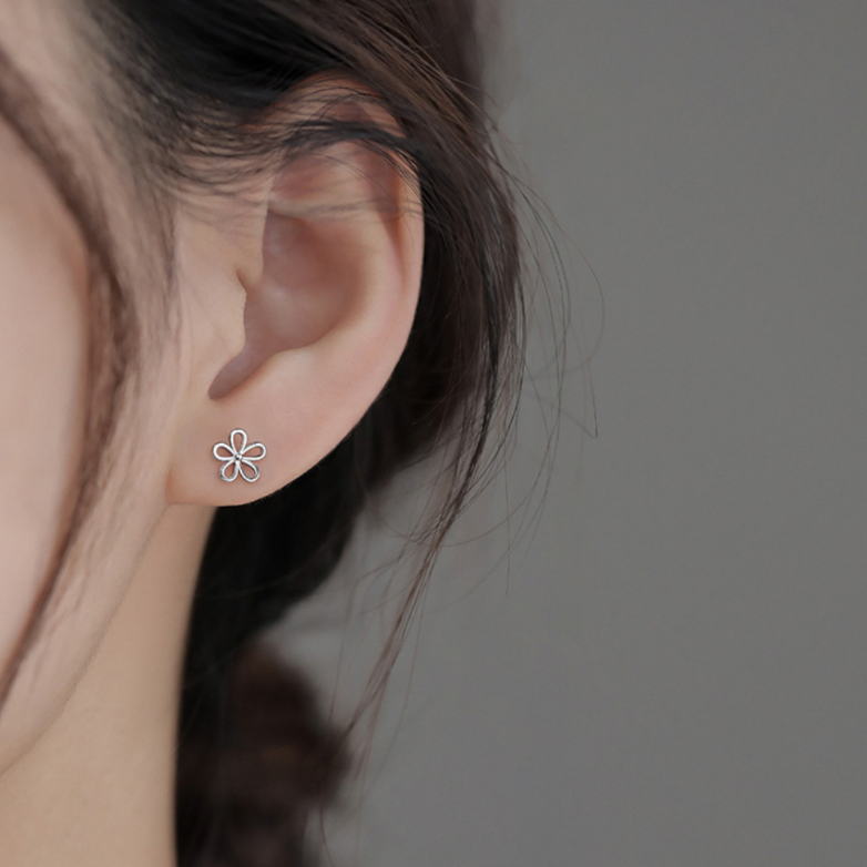 225-littlegirl gifts- silver flower stud earrings