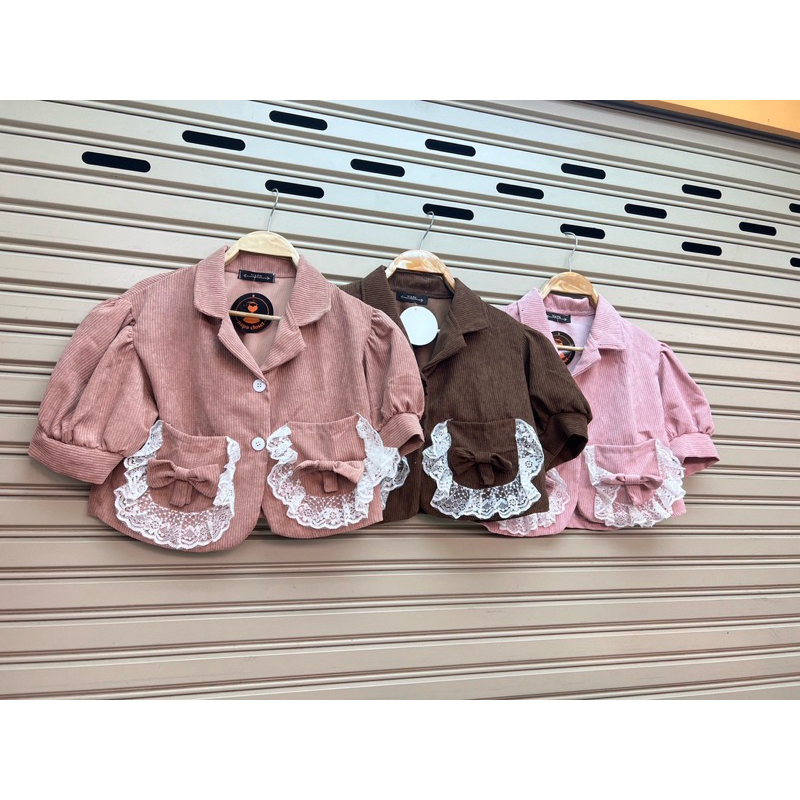 เสื้อคอปกผ้าลูกฟูกแต่งกระเป๋าระบายด้านหน้า