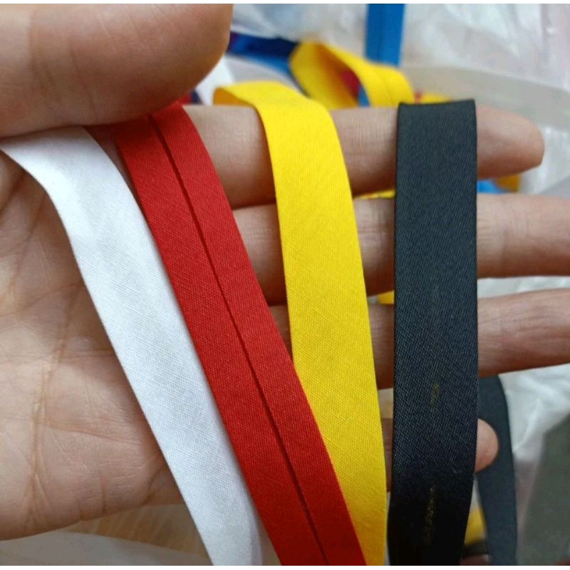 ผ้ากุ๊นผ้าคอตตอนขนาดครึ่งนิ้ว💅🏻(ชุด5เมตร)เนื้อเนียนนะเหยียดสีสันสดใสสีไม่ตก(ถ้าสั่งเกิน2จะตัดความยาวต่อเนื่องค่ะ)