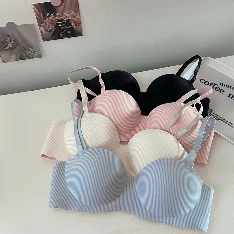 เสื้อในไร้โครง สีน่ารักมากก  รุ่นB-095 ฟองน้ำเสริมหน้าอกให้ดูสวยขึ้น เนื้อผ้านิ่มใส่สบาย ทรงสวยดูดี 