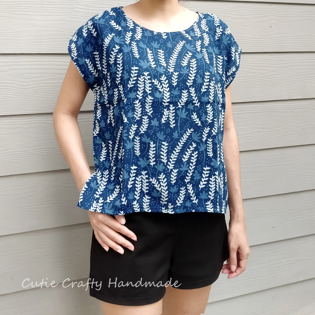 เสื้อแขนเลยคอกลม ผ้าฝ้ายสาลูสองชั้น ย้อมครามกัดลาย ทรงสวยใส่สบาย Free Size โทนสีน้ำเงิน-คราม