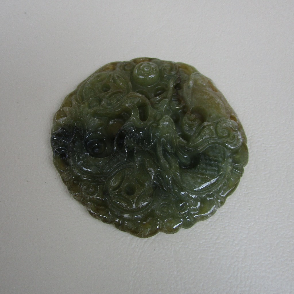 จี้หยกพม่า Jadeite type A แกะสลักลายมักรและเหรียญจีนโบราณขนาด 49x49.2x5.9mmสวมใส่ได้ทุกเพศ