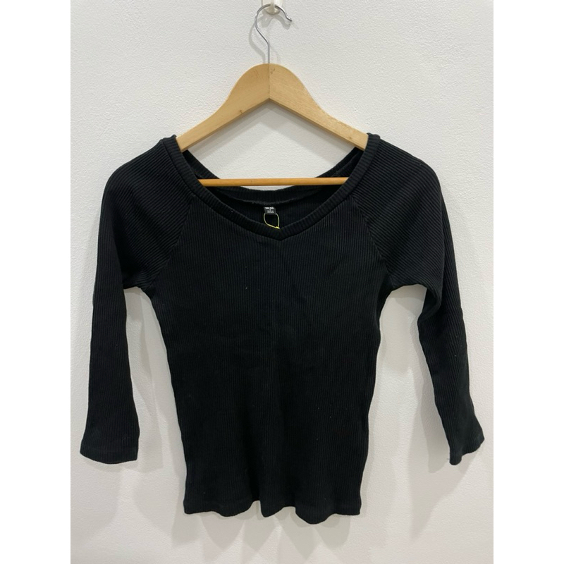 เสื้อสีดำผ้าร่อง ของ uniqlo