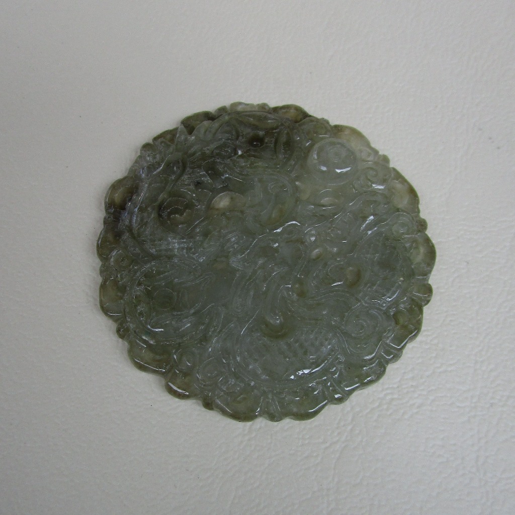จี้หยกพม่า Jadeite type A แกะสลักลายมักรและเหรียญจีนโบราณ ขนาด 48.4 x 48.4 x 5.3 mm สวมใส่ได้ทุกเพศ