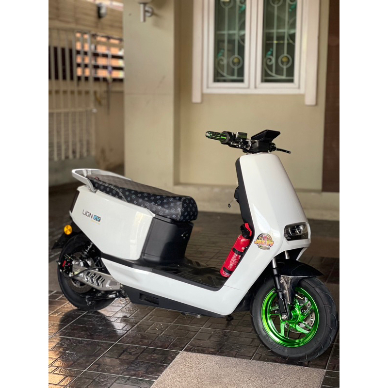 (บังโคลนรถไฟฟ้าคาบอนอย่างเดียวไม่มีหูจับ)พร้อมส่งโช็คเดิมMax-1-E2-G5-AJใส่ได้เลยโช็คตัวอื่นมีหูจับบั