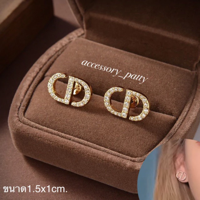 💛ต่างหูCd รุ่นD12 ตัวเรือนสีทอง ฝังเพชรcz ค่ะ รุ่นนี้คนมีเนื้อติ่งหูใส่สวยมากค่ะ✨ ขนาด1.5x1cm ค่ะ