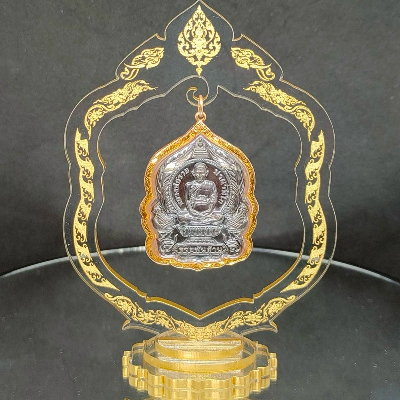 ซุ้มแขวนพระ / ที่แขวนพระอะคริลิคเลเซอร์ (แบบที่ 3) สำหรับตั้งโชว์ มีเก็บเงินปลายทาง
