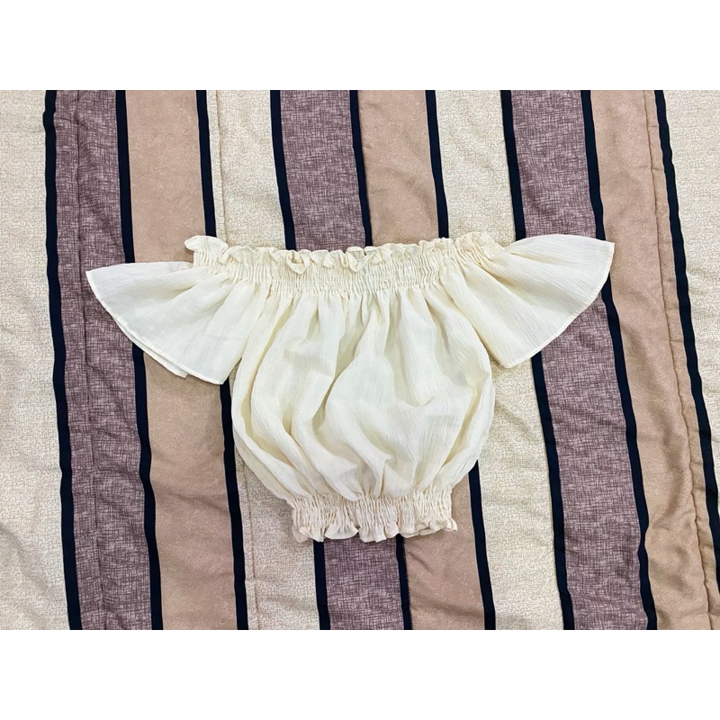 ปาดไหล่สีเหลืองไข่ไก่ มือ1 ป้ายประดับ Pradap 💛🫶🏻✨