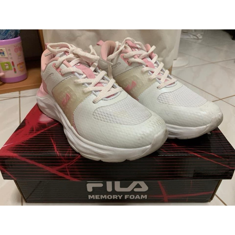 รองเท้าผ้าใบ ยี่ห้อ Fila