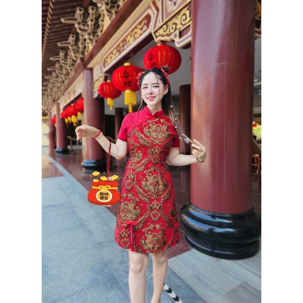 BS3985  เดรสกี่เพ้า ผ้าทอปักดิ้นทอง แต่งผ้าแต่งกระดุมจีน ซิปหลัง - รูปที่ 4