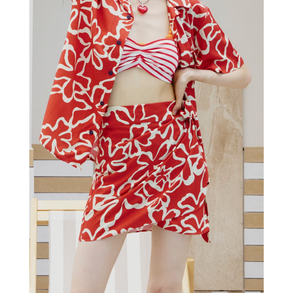 SUE - Summer Spice Mini Wrap Skirt กระโปรงฟรีไซส์สั้นลายดอกไม้สีแดง