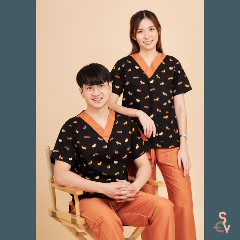 scrubvet: เสื้อสครับลายแบล็คคอร์กี้ (เฉพาะเสื้อ)
