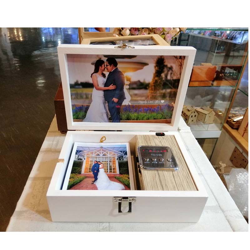 กล่องดนตรีลงเพลง MP3 ลงให้ 10 เพลง ปริ้นรูป 12 รูป ในกล่องไม้ขนาด 5*7 นิ้ว เปิดกล่องมีเสียง ชาร์จแบตได้