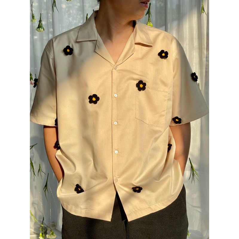 เสื้อฮาวาย (สีเบจ) ปักดอกเดซี่ถักไหมพรม (Handmade)