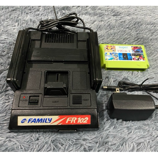 (แถมตลับเกมส์สุ่ม) เครื่องเกมส์ Family Computer FR102 ลายสายฟ้าระบบภาพAV สภาพสวยอุปกรณ์ครบใช้งานปกติ