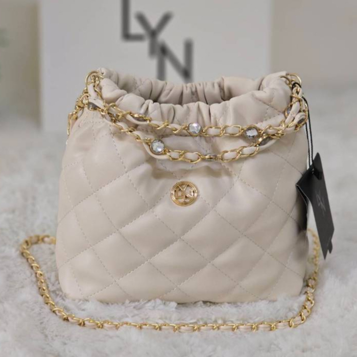 กระเป๋าทรงช้อปปิ้ง LYN คอลใหม่ล่าสุด ฟอนที เเบบสายโซ่ คล้องไหล่ ขนาด 8 นิ้ว เเต่งเพชร