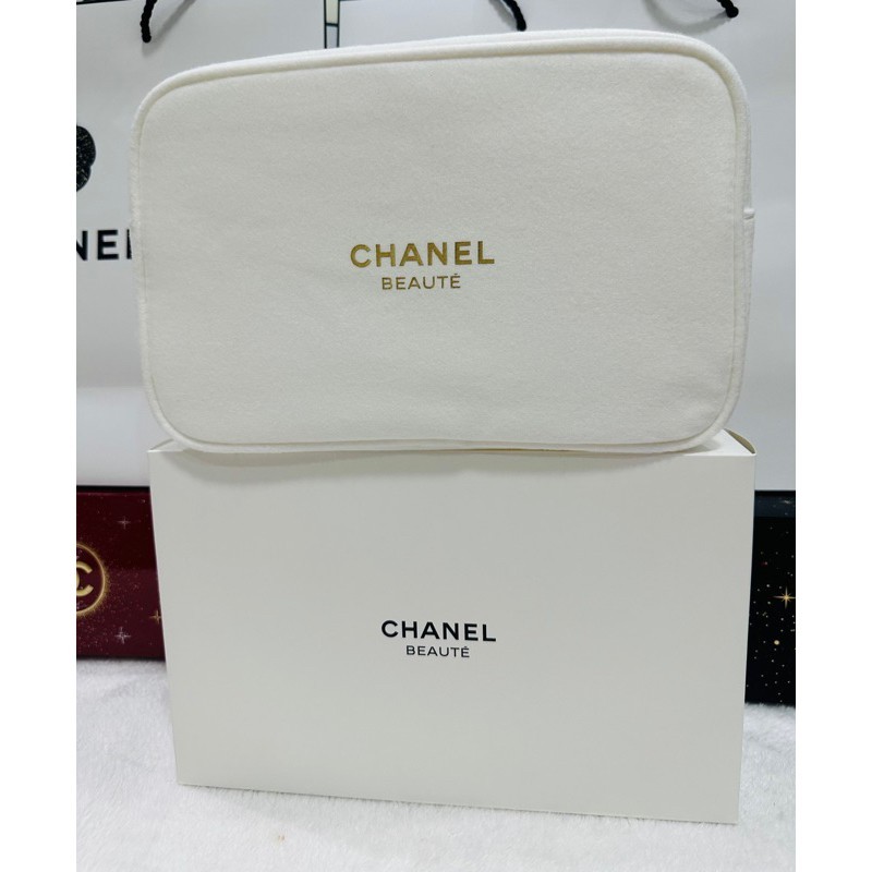 พร้อมส่ง กระเป๋าเครื่องสำอางค์ Chanel กำมะหยี่สีขาวนุ่มเคาน์เตอร์ไทย