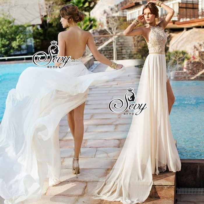แม็กซี่เดรสผ้าลูกไม้ขึ้นเงาคล้องคอเว้าหลังสุดไฮโซ