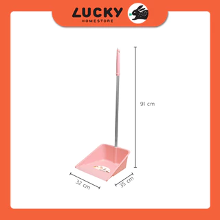 LUCKY HOME ที่โกยผงพลาสติกคละสีด้ามจับยาวสแตนเลส No.019 ขนาด (กว้างxยาวxสูง) 32 x 35 x 91 cm