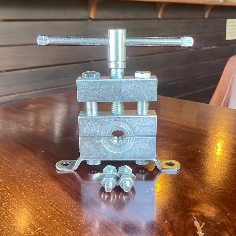 เครื่องย้ำสายพ่นยาแบบมือหมุน มีฐานสำหรับยึดน๊อตกับแท่น