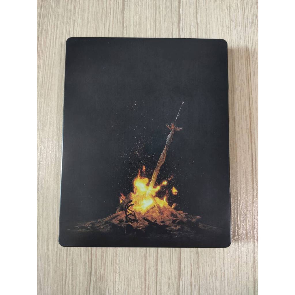 มือสอง PS4 Dark Souls Trilogy RARE steelbook สภาพภายนอกดี มีตำหนิพลาสติกในกล่องเลื่อนออกมาตามรูป ไม่มีผลต่อการใช้งาน