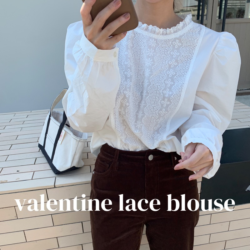 SOMEDRESS | Valentine Lace Blouse | เสื้อครอปลูกไม้คอตตอน