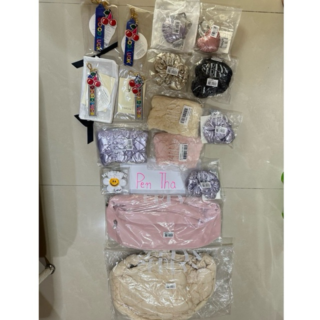 ลดล้างสต็อค Carlyn พร้อมส่ง แท้💯 เหลือ Cozy L Ivory แมสได้ กระเป๋า Carlyn bag Babe blossom pink ส่งฟ